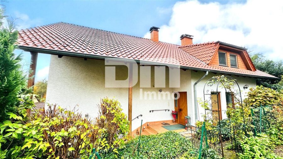 Einfamilienhaus mit Einliegerwohnung in Traumlage mit Terrasse, Naturgarten und Garage - Seitenansicht